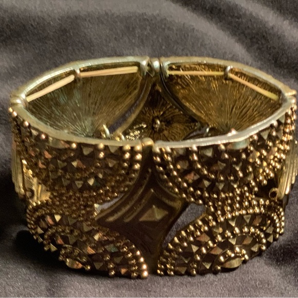 Gold Tone Bracelet with Aztec design 🔴 - Picture 1 of 5